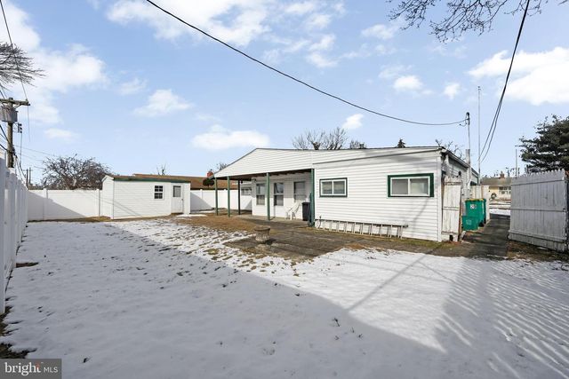 29 POND LN, Levittown, PA 19054