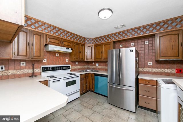 29 POND LN, Levittown, PA 19054