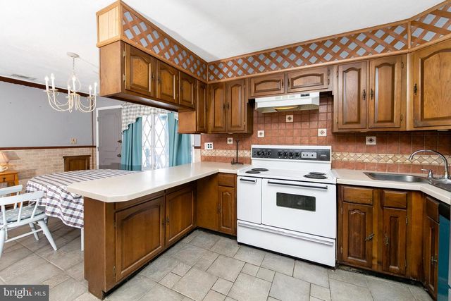 29 POND LN, Levittown, PA 19054