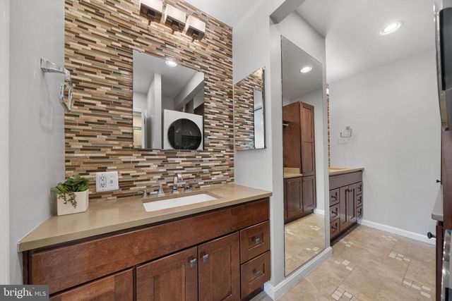 4819 CARRIAGEPARK RD, Fairfax, VA 22032