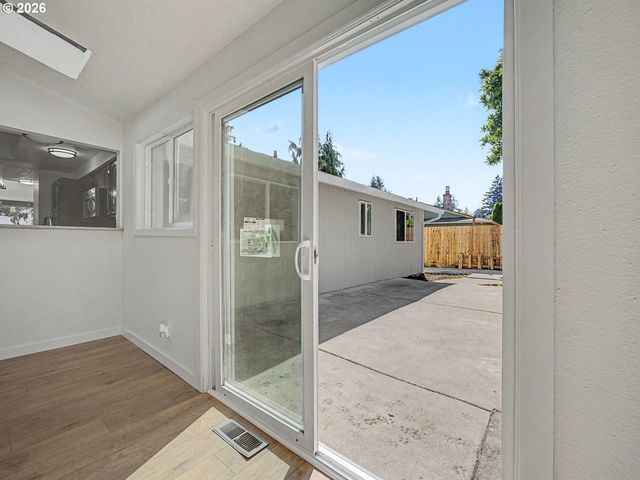 15893 Ne HOLLADAY St, Portland, OR 97230
