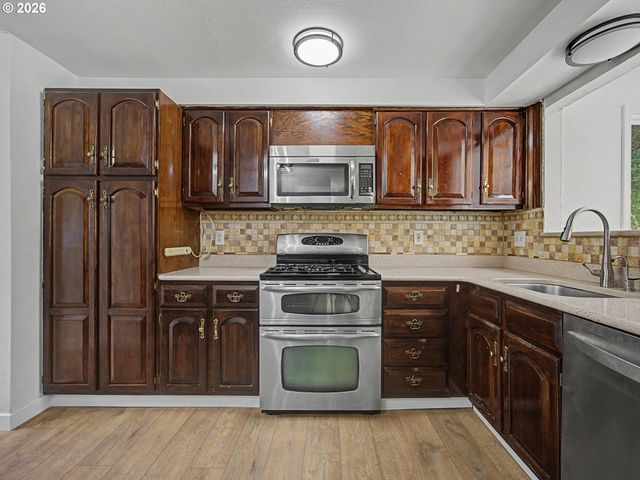 15893 Ne HOLLADAY St, Portland, OR 97230