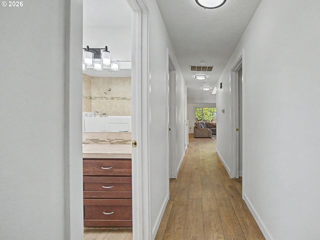 15893 Ne HOLLADAY St, Portland, OR 97230
