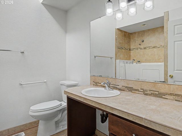 15893 Ne HOLLADAY St, Portland, OR 97230