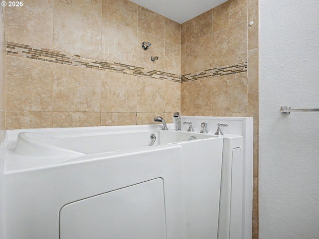15893 Ne HOLLADAY St, Portland, OR 97230