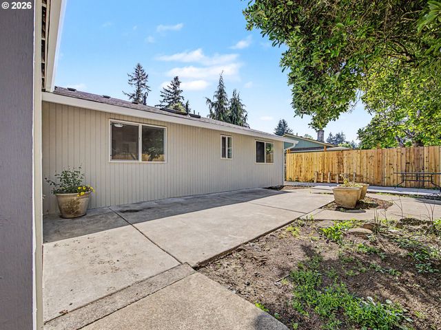 15893 Ne HOLLADAY St, Portland, OR 97230