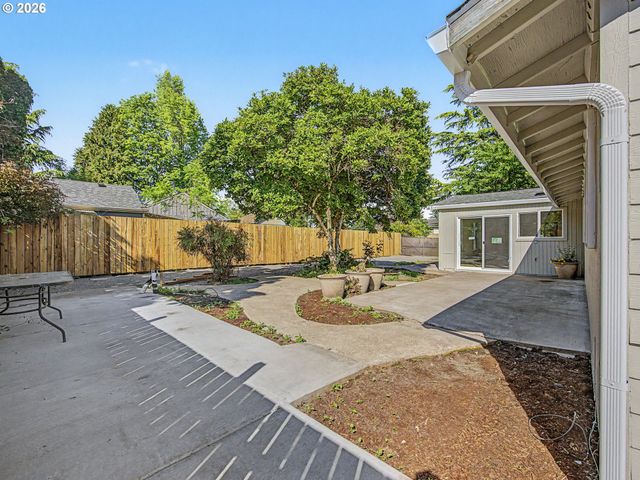 15893 Ne HOLLADAY St, Portland, OR 97230