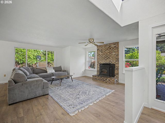 15893 Ne HOLLADAY St, Portland, OR 97230