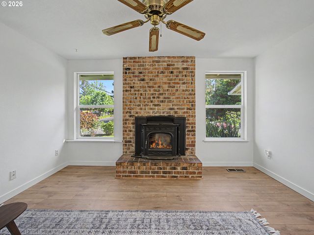 15893 Ne HOLLADAY St, Portland, OR 97230