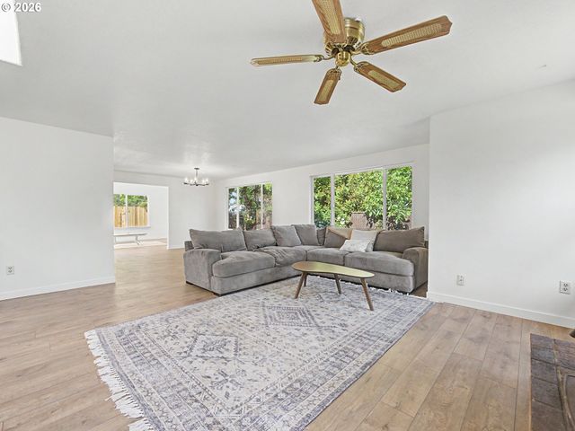 15893 Ne HOLLADAY St, Portland, OR 97230
