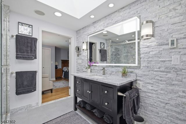 75 Green Hill Rd, Kinnelon Boro, NJ 07405