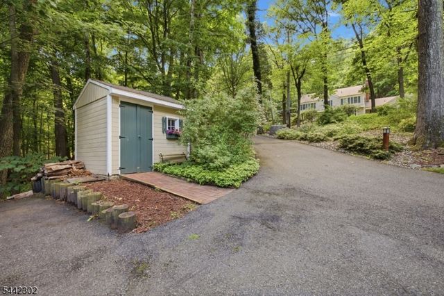 75 Green Hill Rd, Kinnelon Boro, NJ 07405