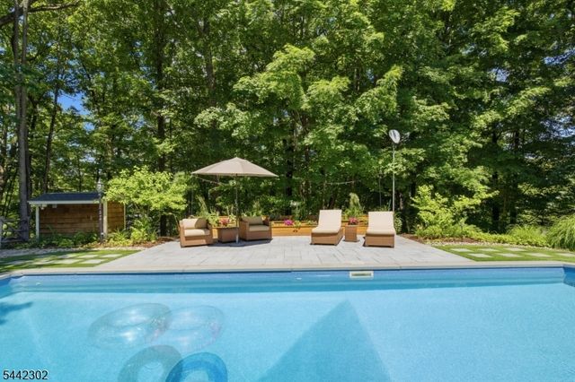 75 Green Hill Rd, Kinnelon Boro, NJ 07405