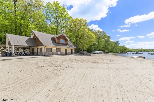 75 Green Hill Rd, Kinnelon Boro, NJ 07405