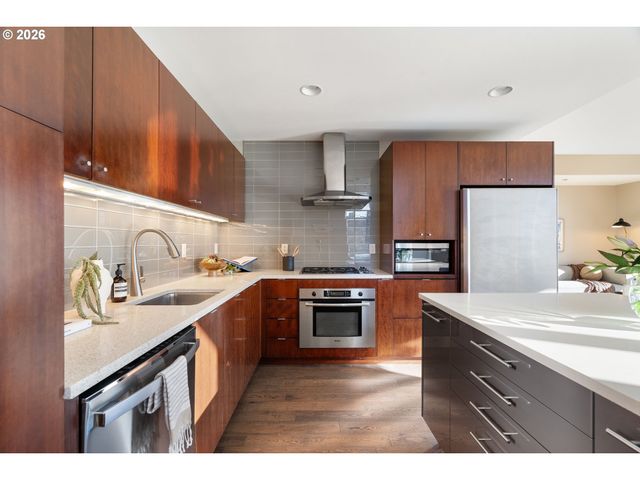 836 S CURRY St 1304, Portland, OR 97239