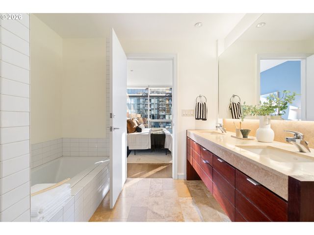 836 S CURRY St 1304, Portland, OR 97239