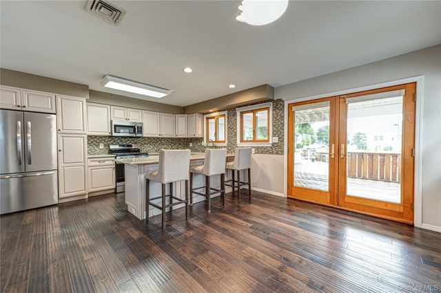 15 West Boulevard, East Rockaway, NY 11518