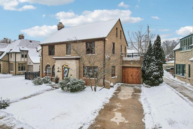 6839 Wellauer DRIVE, Wauwatosa, WI 53213