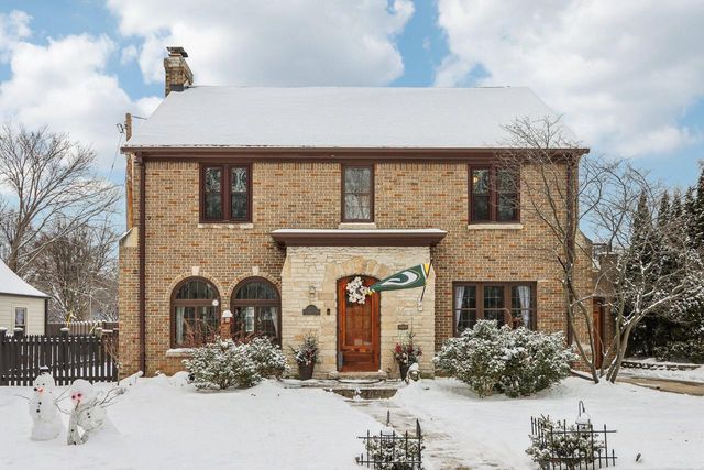 6839 Wellauer DRIVE, Wauwatosa, WI 53213