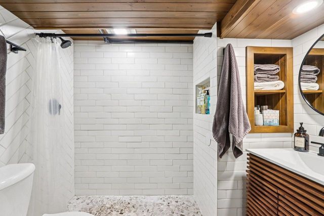 6839 Wellauer DRIVE, Wauwatosa, WI 53213