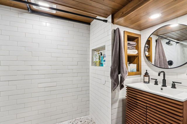 6839 Wellauer DRIVE, Wauwatosa, WI 53213