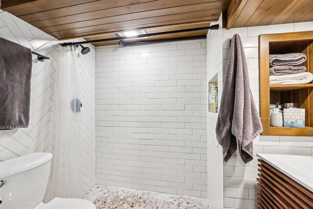 6839 Wellauer DRIVE, Wauwatosa, WI 53213