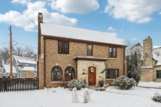 6839 Wellauer DRIVE, Wauwatosa, WI 53213