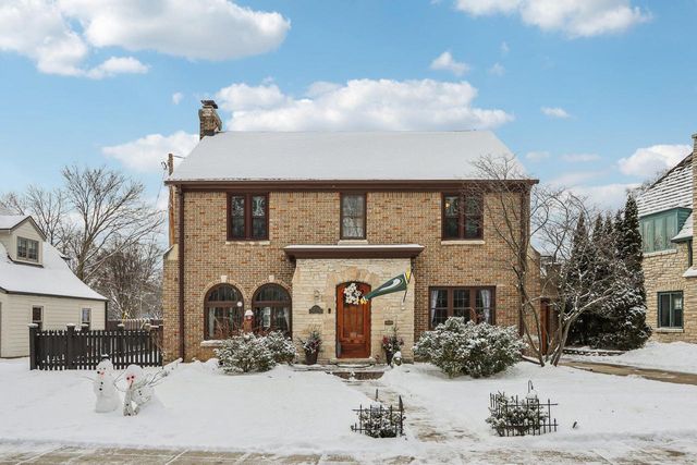 6839 Wellauer DRIVE, Wauwatosa, WI 53213