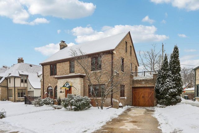 6839 Wellauer DRIVE, Wauwatosa, WI 53213