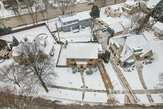 6839 Wellauer DRIVE, Wauwatosa, WI 53213