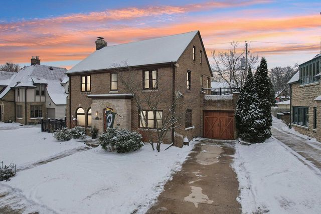 6839 Wellauer DRIVE, Wauwatosa, WI 53213