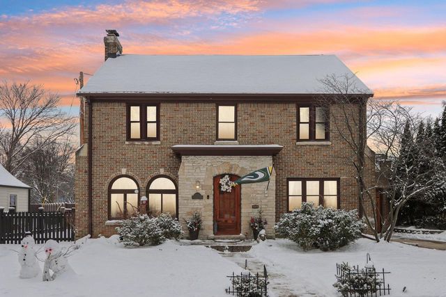 6839 Wellauer DRIVE, Wauwatosa, WI 53213