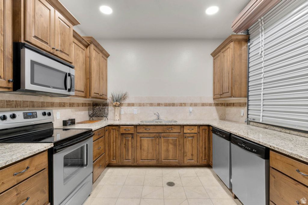 Image 27 of property listing at 5198 N UNIVERSITY AVE #401, Provo, UT 84604