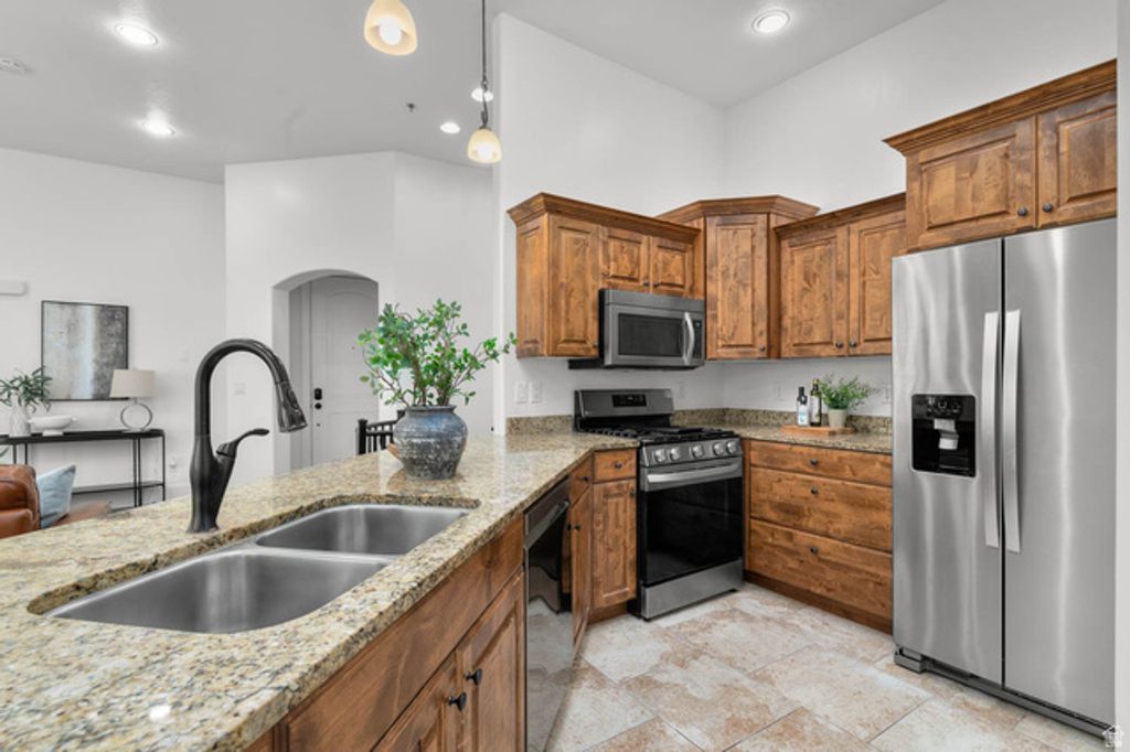 Image 5 of property listing at 5198 N UNIVERSITY AVE #401, Provo, UT 84604