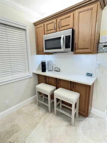 437 Lakeview Dr 104, Weston, FL 33326