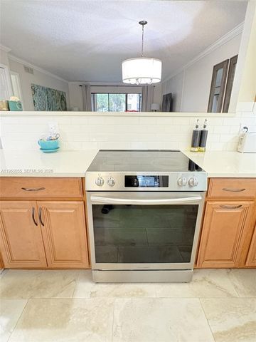 437 Lakeview Dr 104, Weston, FL 33326