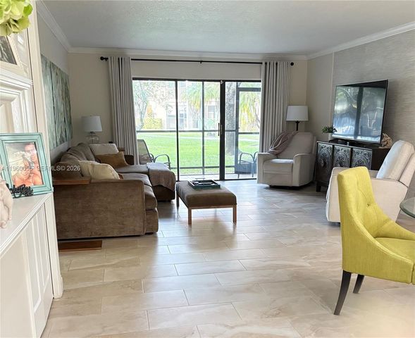 437 Lakeview Dr 104, Weston, FL 33326