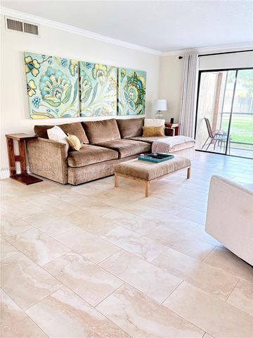 437 Lakeview Dr 104, Weston, FL 33326