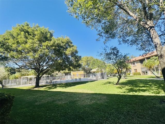 437 Lakeview Dr 104, Weston, FL 33326