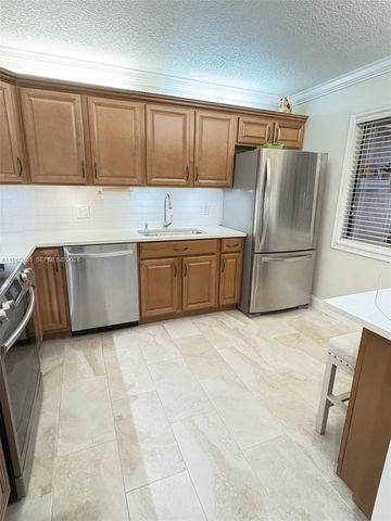 437 Lakeview Dr 104, Weston, FL 33326