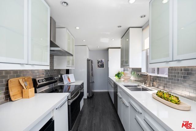 8530 HOLLOWAY Drive 311, West Hollywood, CA 90069