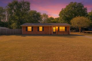 554 Roselawn Dr, Clarksville, TN 37042