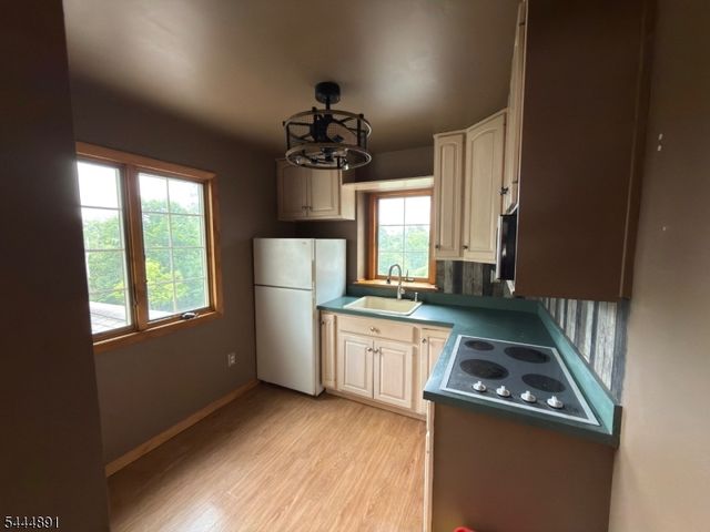 24 Beardslee Rd, Millstone Boro, NJ 08844