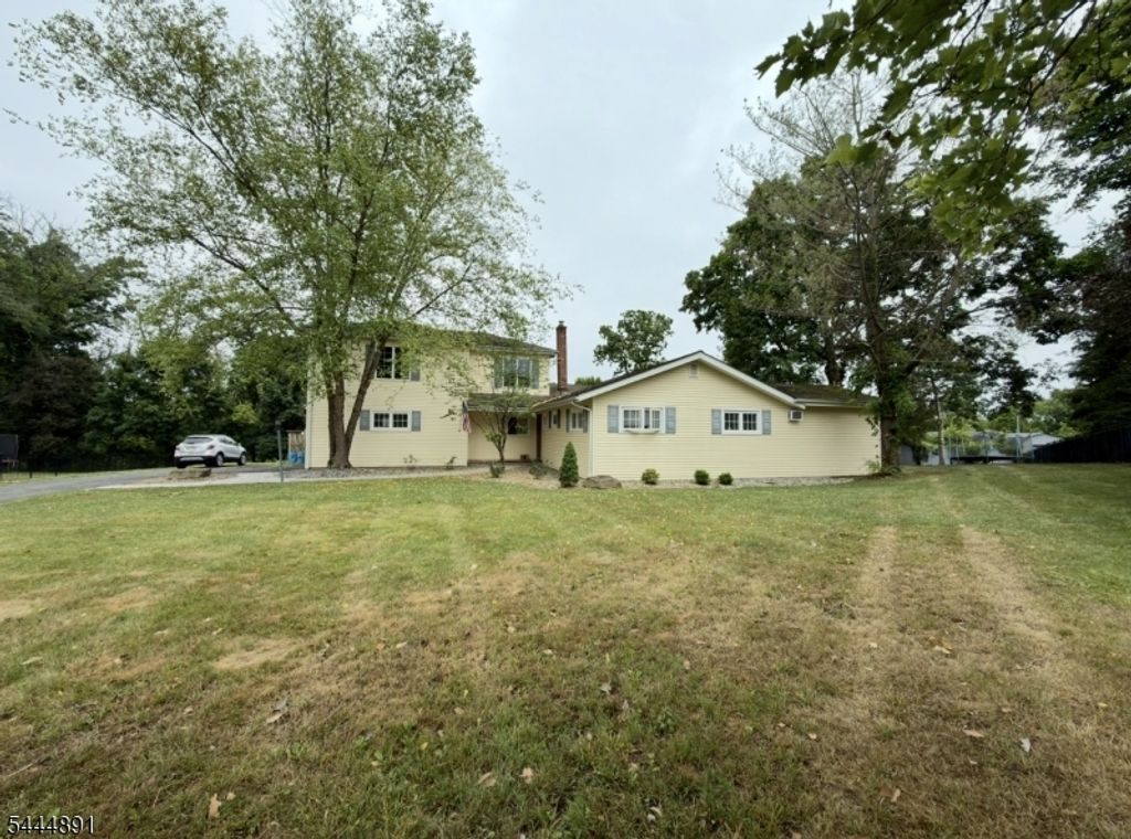 24 Beardslee Rd, Millstone Boro, NJ 08844