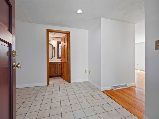 29 Bicentennial Way, Boxborough, MA 01719
