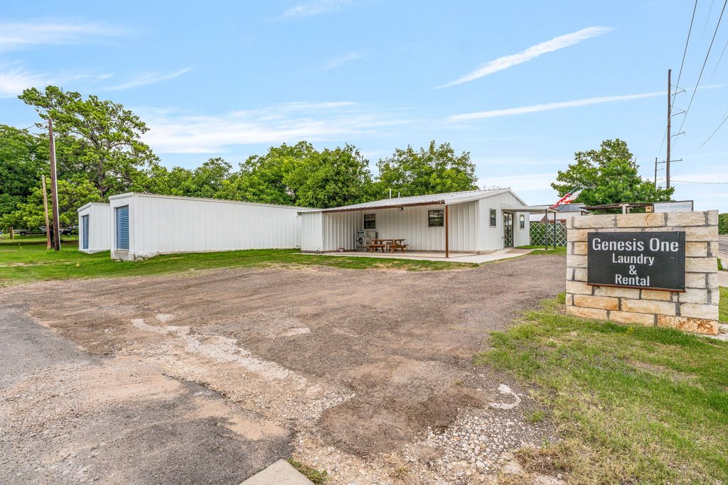 201 E Navarro Avenue, De Leon, TX 76444
