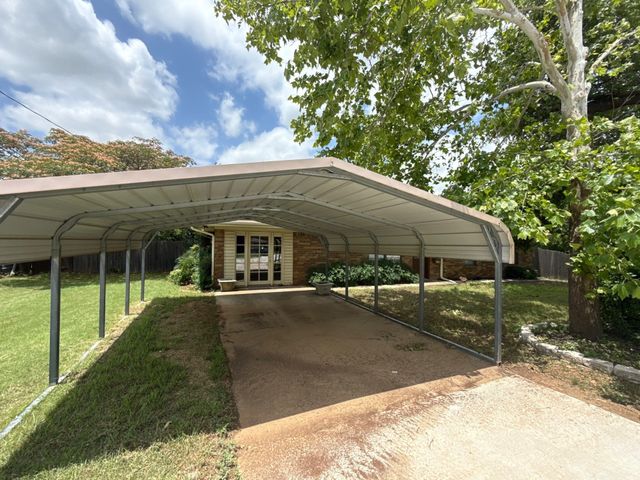 137 W 6th Street, Krum, TX 76249