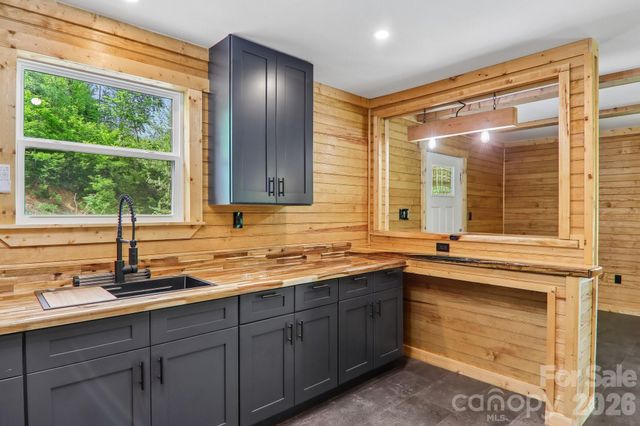 137 Red Maple Lane, Burnsville, NC 28714