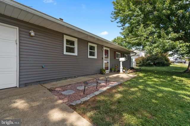 49 MEADOW LN, Levittown, PA 19054