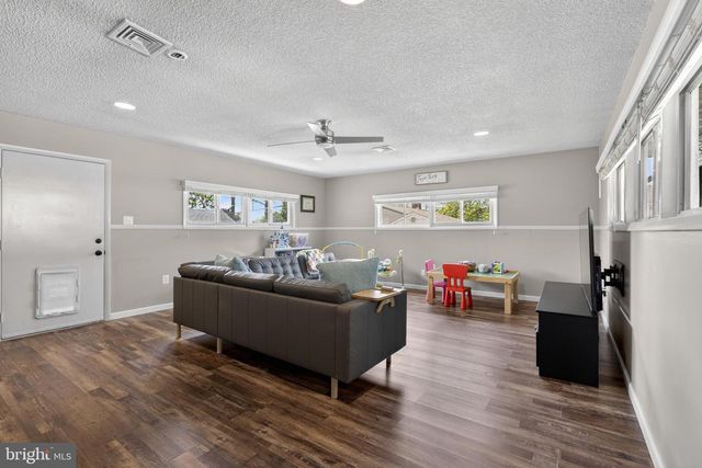 49 MEADOW LN, Levittown, PA 19054